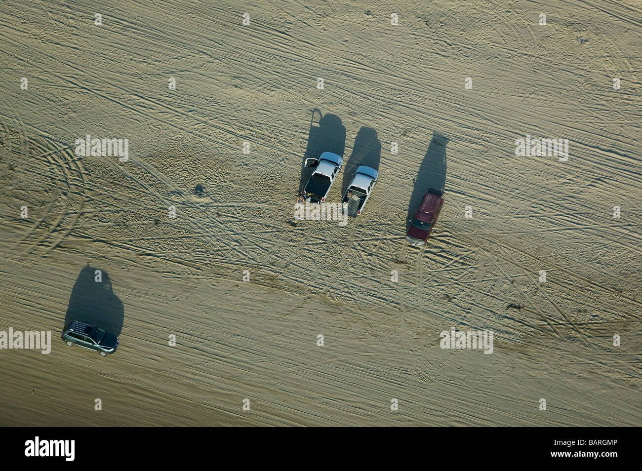 Vue aérienne au-dessus de conduire des voitures garées à proximité de Pismo Beach Santa Maria Oceano county Californie centrale Banque D'Images