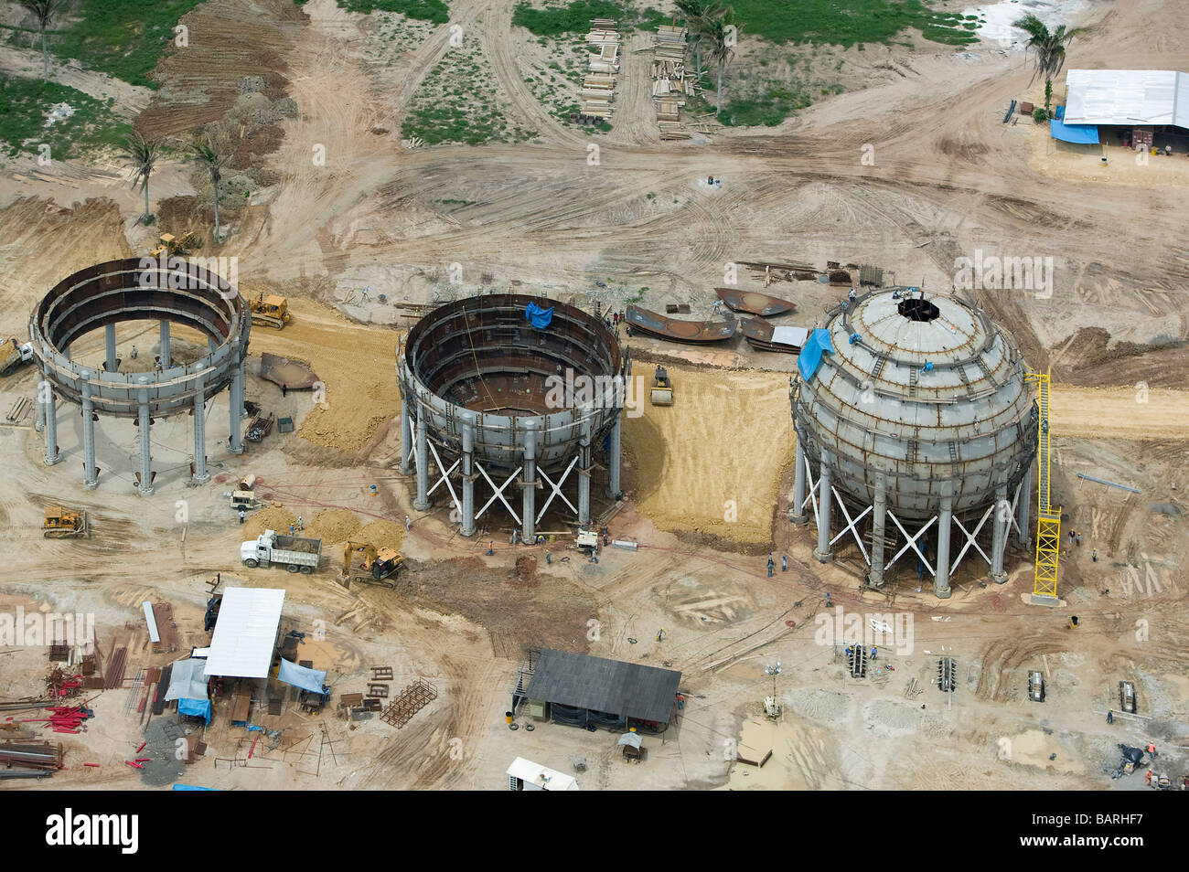 Vue aérienne au-dessus de la construction de nouveaux réservoirs de stockage de gaz naturel dans le nord-est du Mexique Banque D'Images