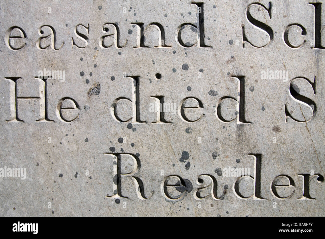 De près de l'expression "Il est mort" et d'autres fragments de texte gravé sur une pierre tombale Banque D'Images