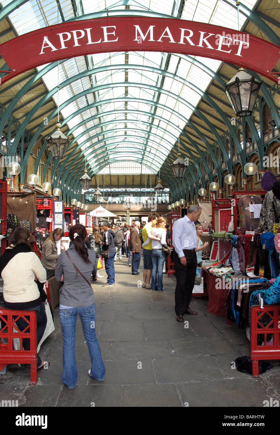 Les touristes et les acheteurs à l'intérieur de la cale navigation marché Apple à Covent Garden, Londres. Banque D'Images