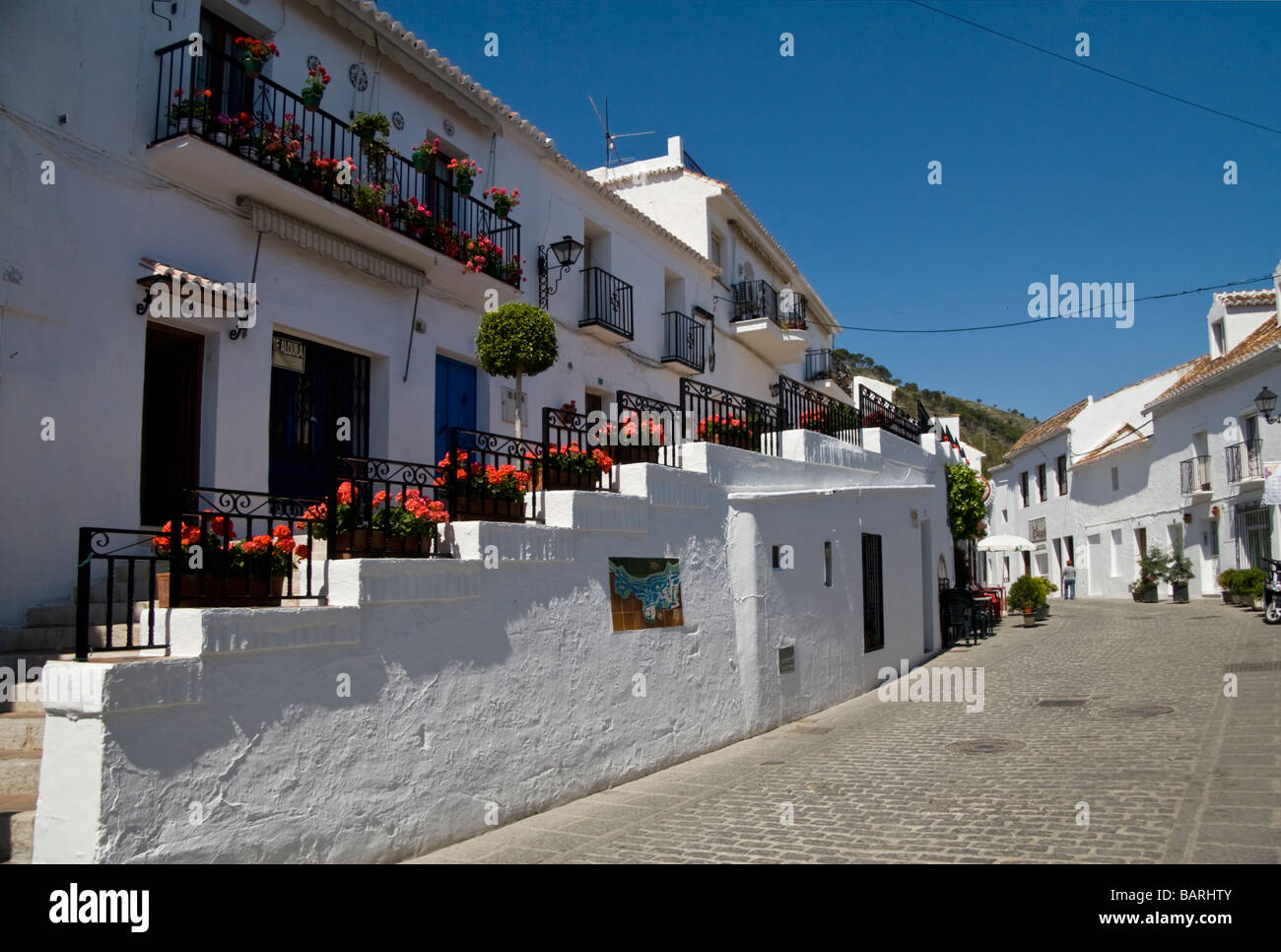 Du balcon de géraniums rouges et étapes à Mijas Costa del Sol Espagne Banque D'Images