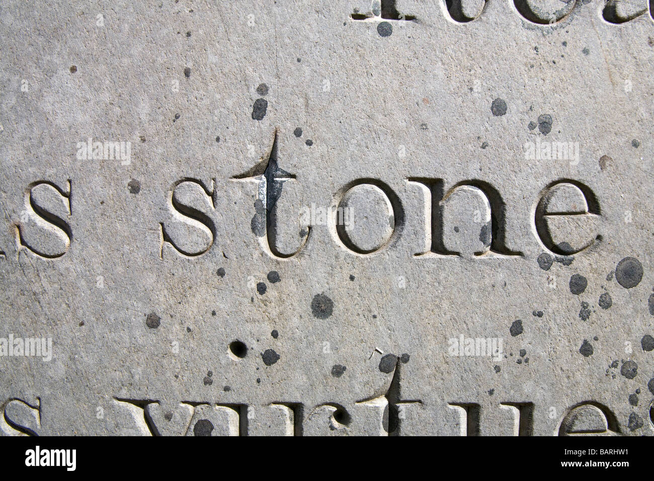 Le mot de pierre et d'autres fragments de texte gravé sur une pierre tombale Banque D'Images
