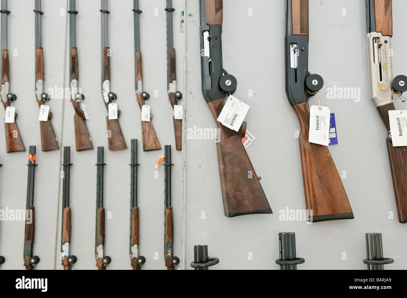 Portoirs de fusils à la vente à un pays juste Banque D'Images