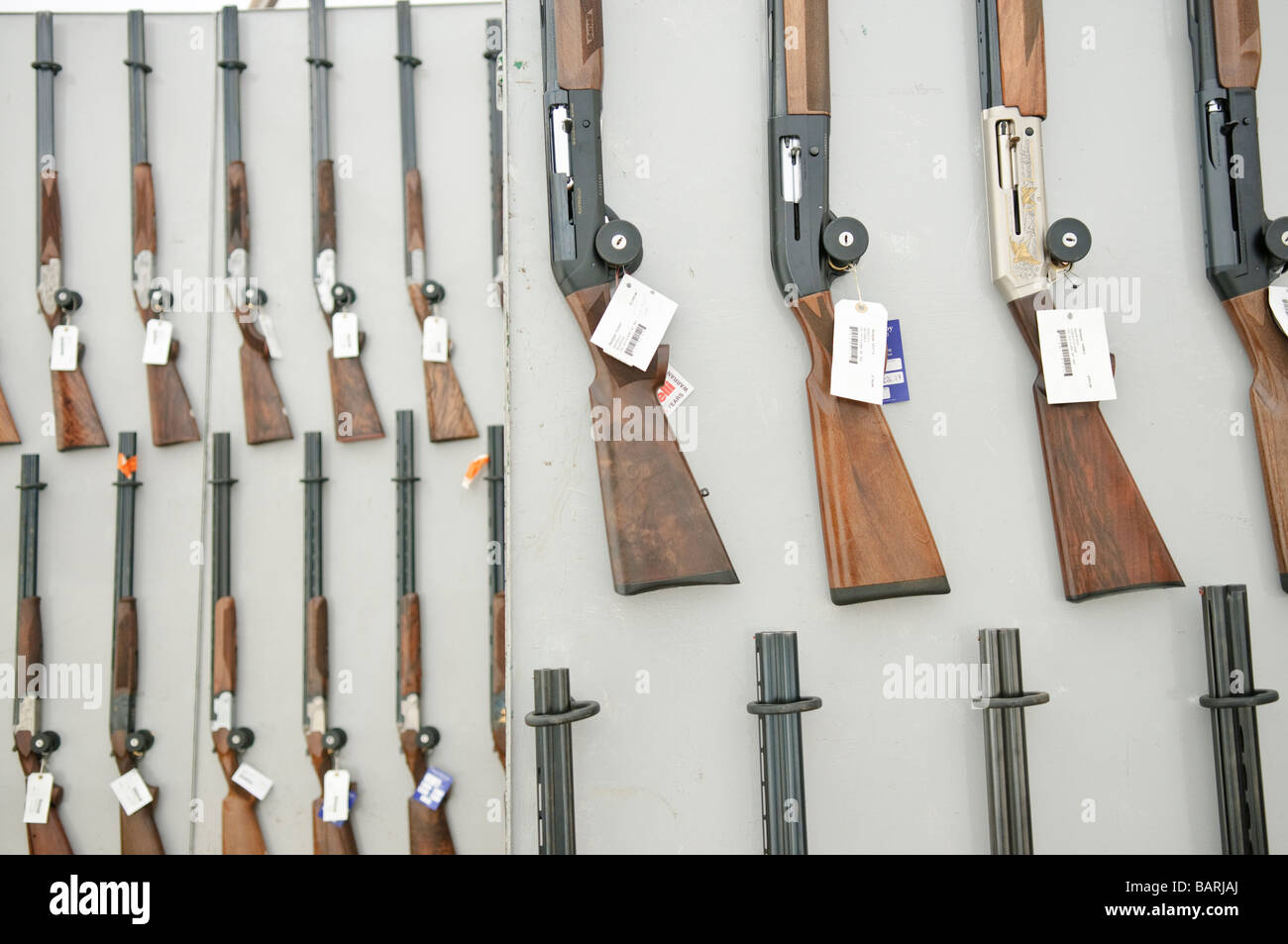 Portoirs de fusils à la vente à un pays juste Banque D'Images