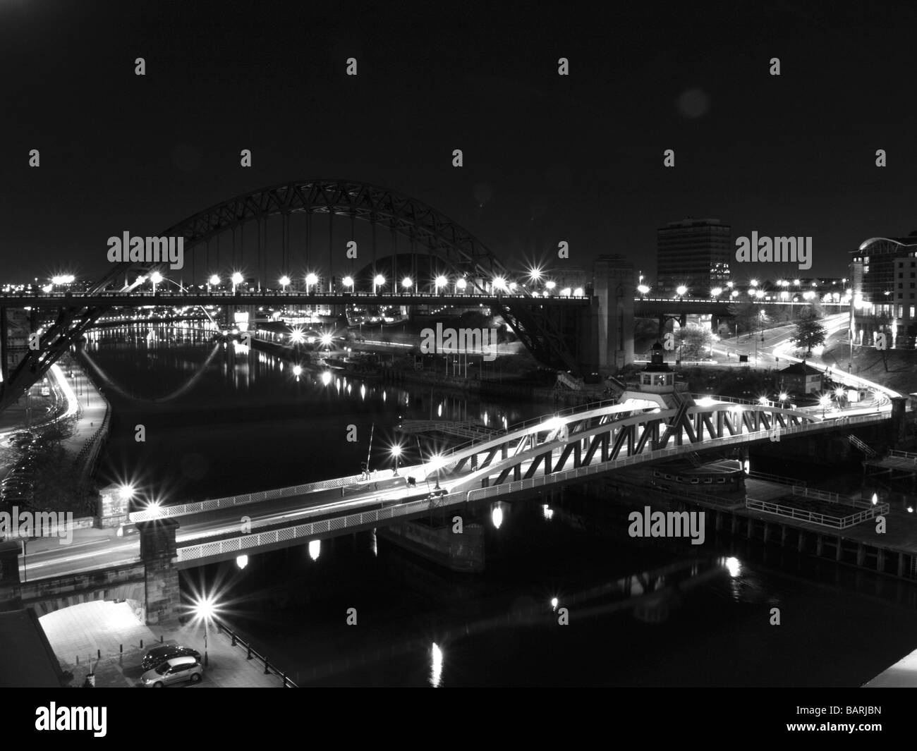 Noir et blanc de nuit vue en temps réel de la Tyne Bridge, pont tournant, et Millenium bridge, Newcastle upon Tyne Banque D'Images