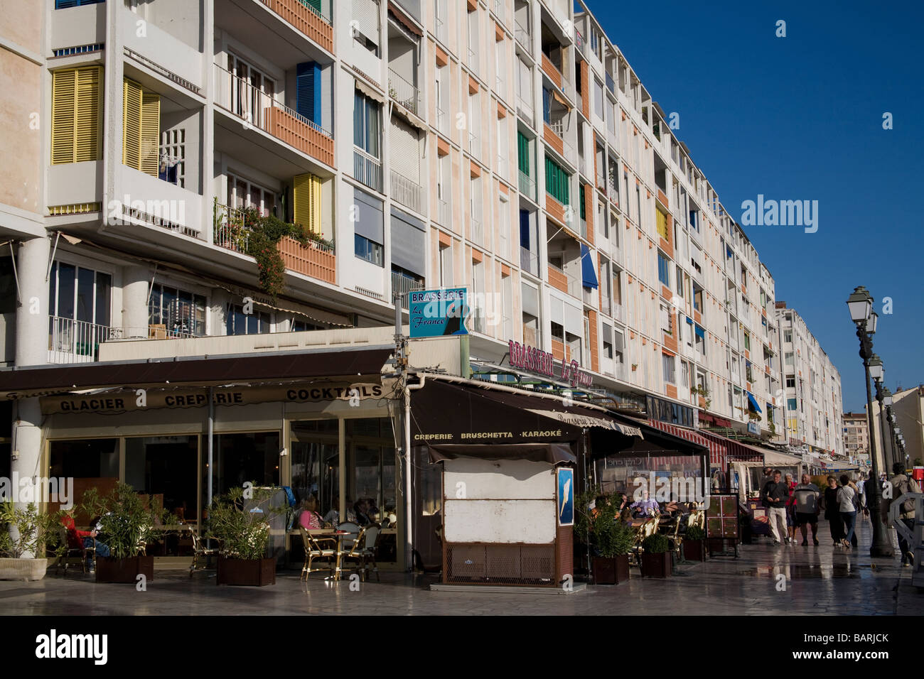Cafés et restaurants au bord du Quai de Cronstadt, Toulon France Banque D'Images