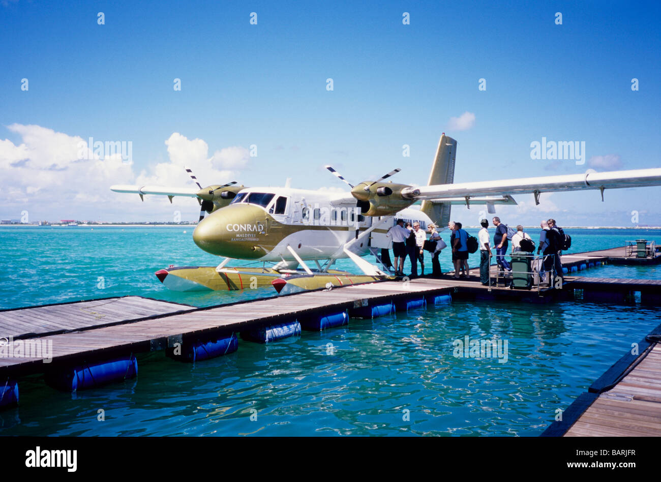 Maldivian Air Taxi. Attaché à les jetées. Maldives Océan Indien. Banque D'Images