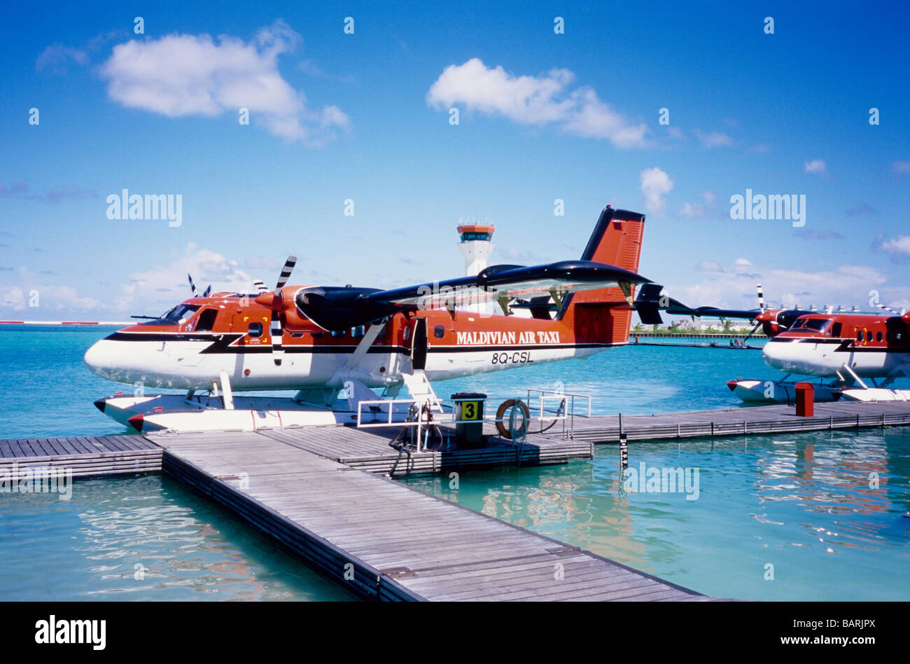 Maldivian Air Taxi. Attaché à les jetées. Maldives Océan Indien. Banque D'Images