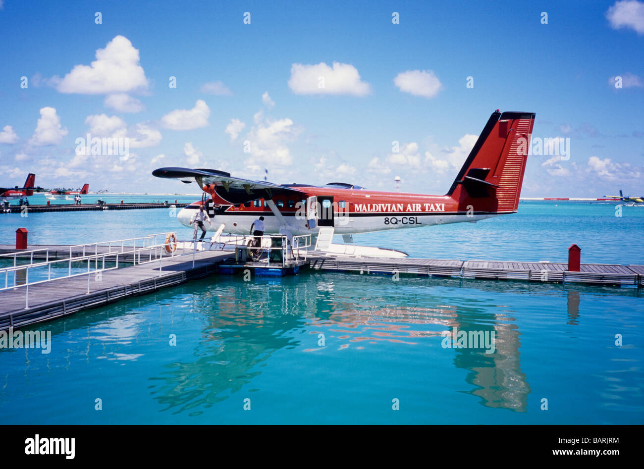 Maldivian Air Taxi. Attaché à les jetées. Maldives Océan Indien. Banque D'Images