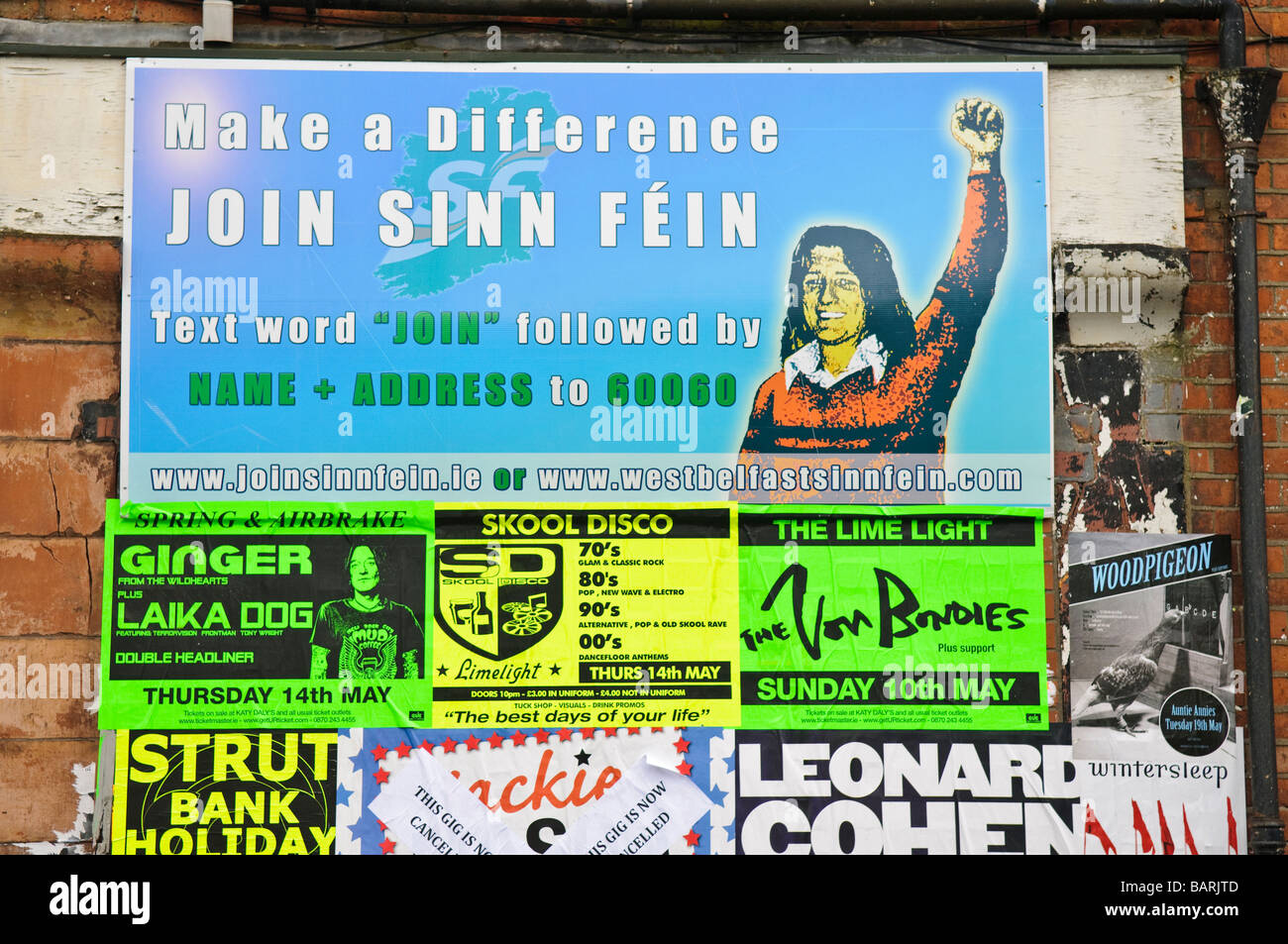 Affiche de recrutement pour le Sinn Féin voler au-dessus des affiches Banque D'Images