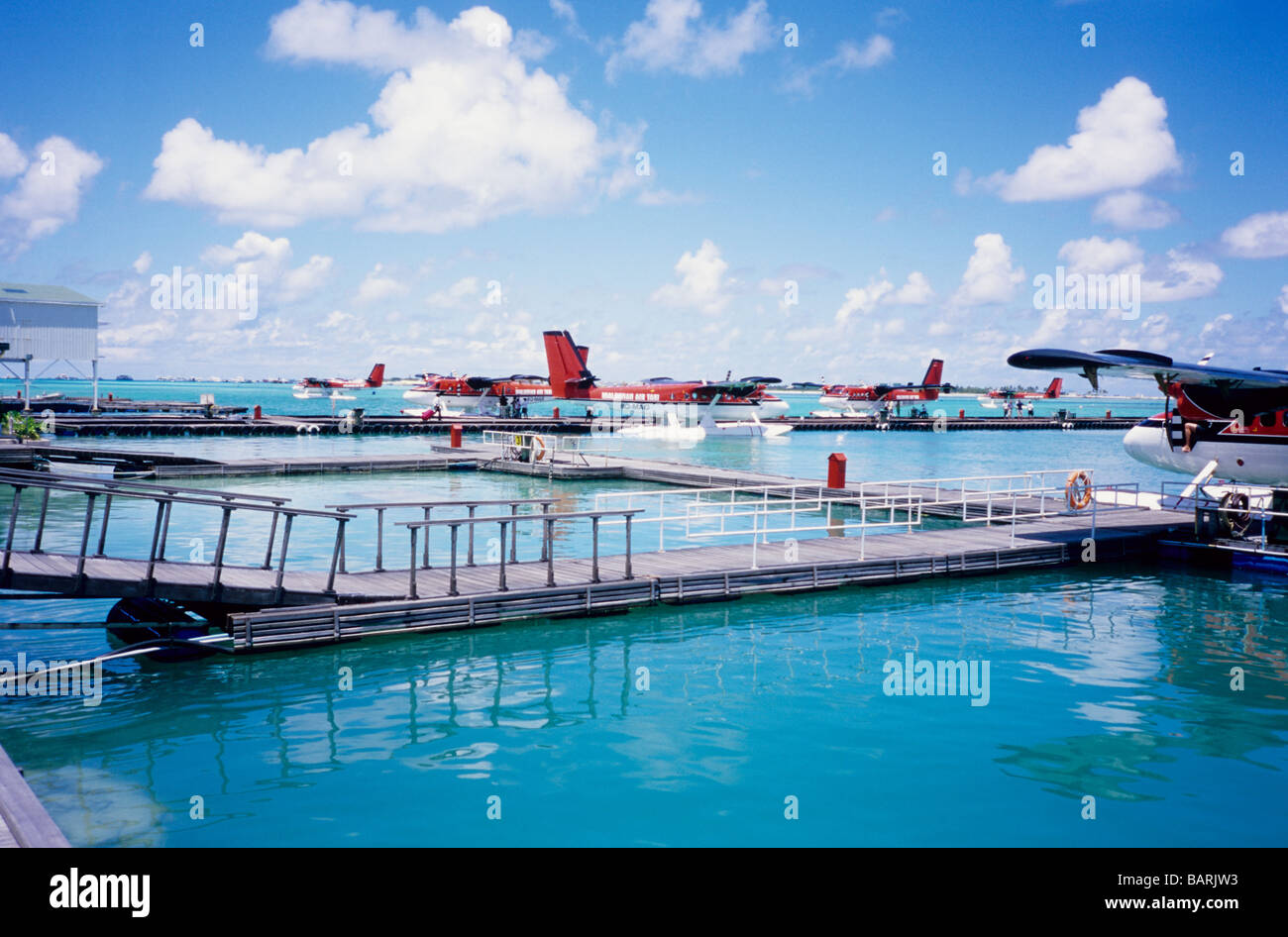 Maldivian Air Taxi. Attaché à les jetées. Maldives Océan Indien. Banque D'Images