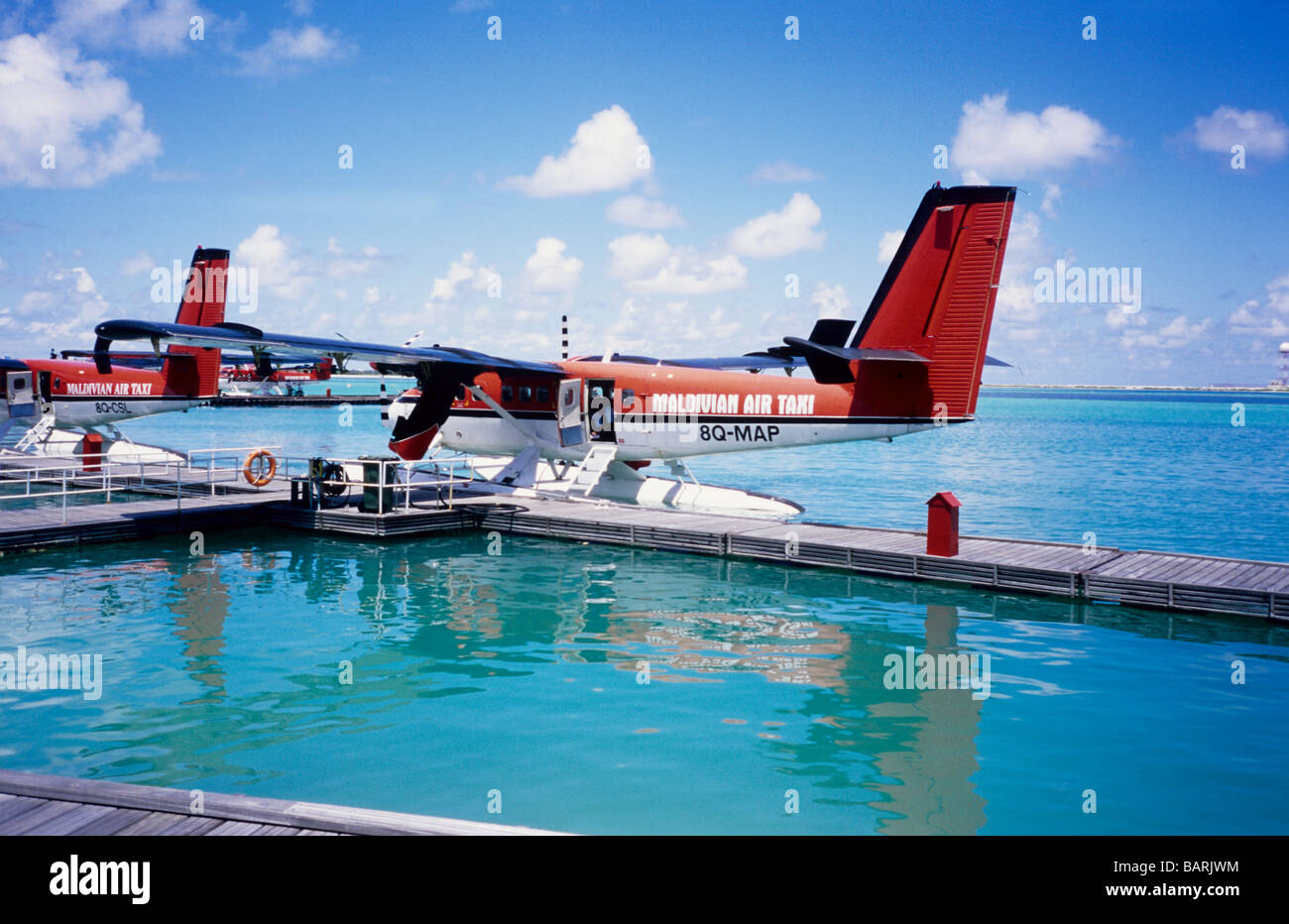 Maldivian Air Taxi. Attaché à les jetées. Maldives Océan Indien. Banque D'Images