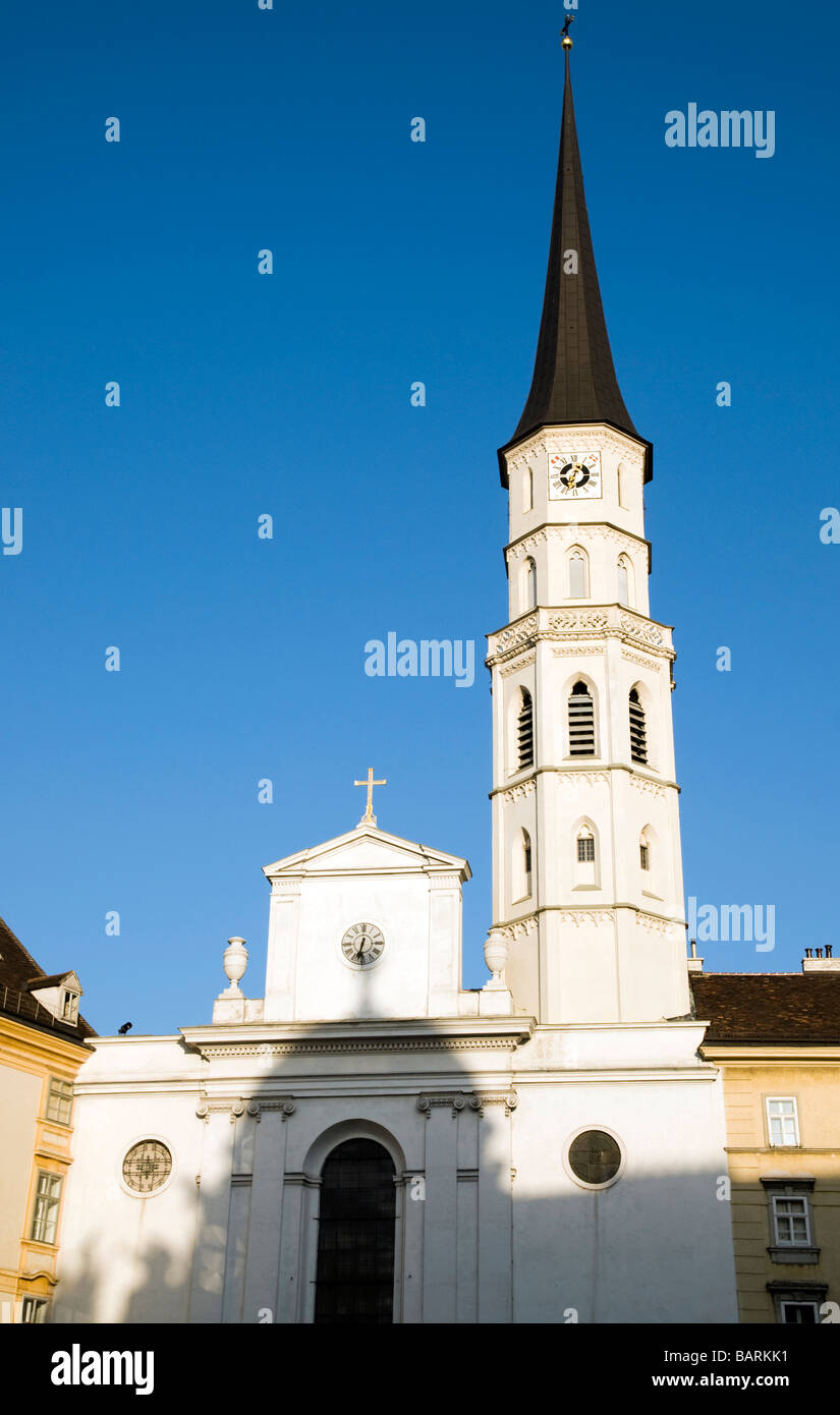 St Michael's Church (Michaelerkirche) à Vienne avec ciel bleu et l'ombre d'un dôme moulé sur la façade blanche du bâtiment Banque D'Images