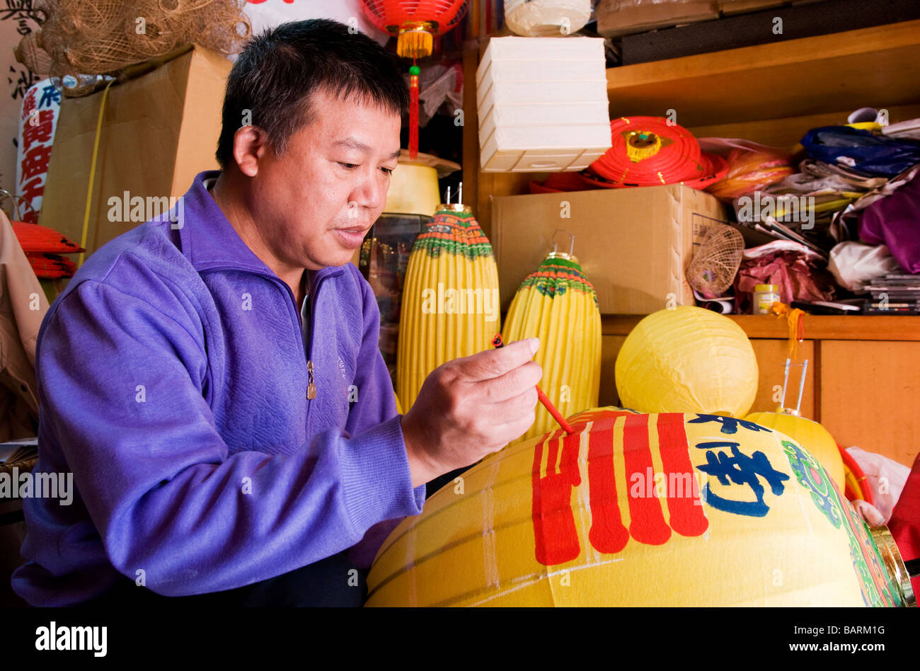 Un jeune homme dans les lanternes orientales peinture artisan traditionnel façon adoptée par génération. Taiwan, Lugang Banque D'Images