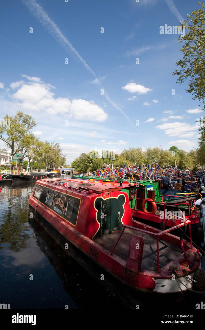 Bateaux étroits dans Canal Cavalcade Festival, Petite Venise, Londres Banque D'Images