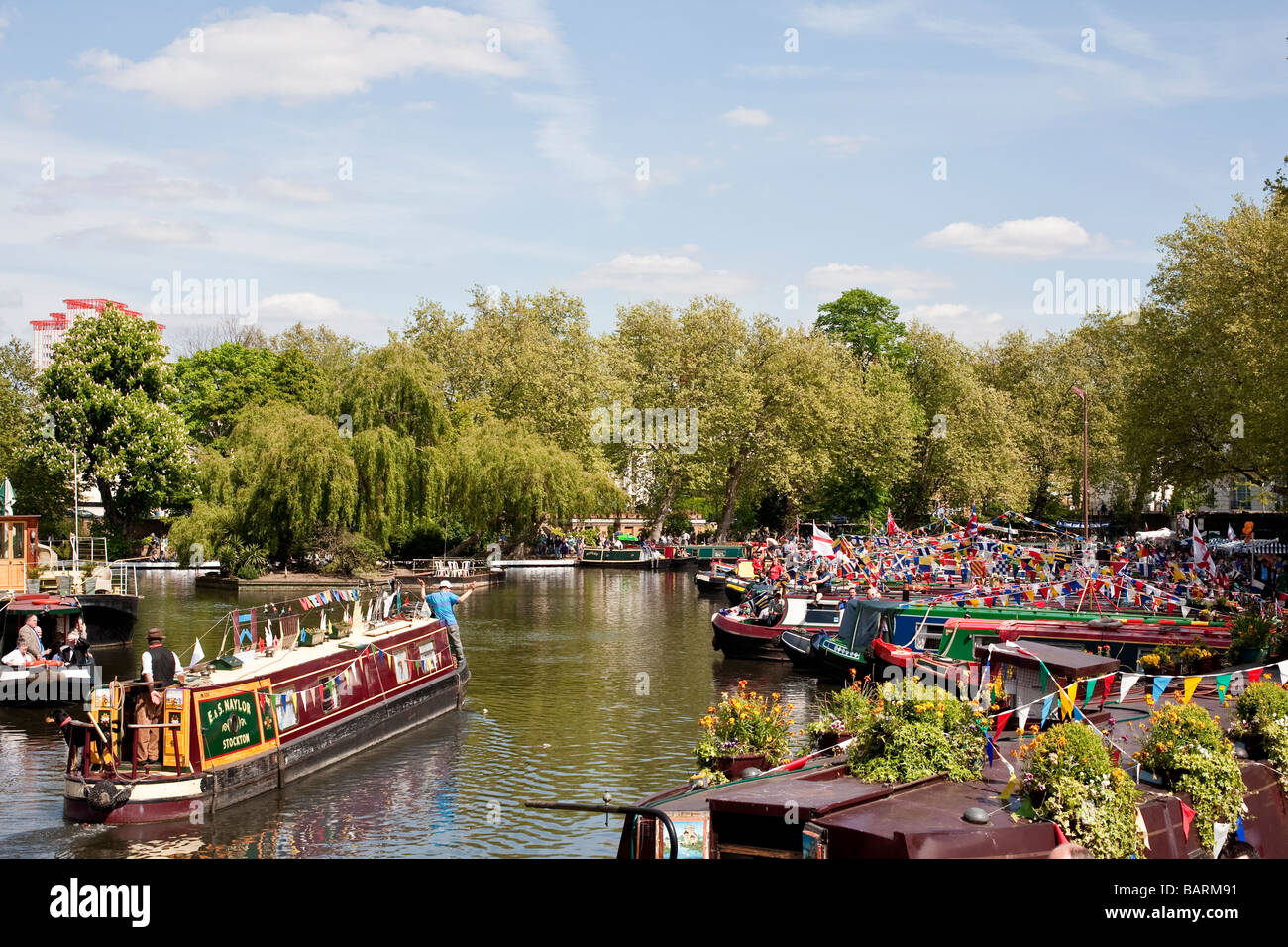 Bateaux du canal dans la Petite Venise, Londres pendant le festival Cavalcade du Canal Banque D'Images