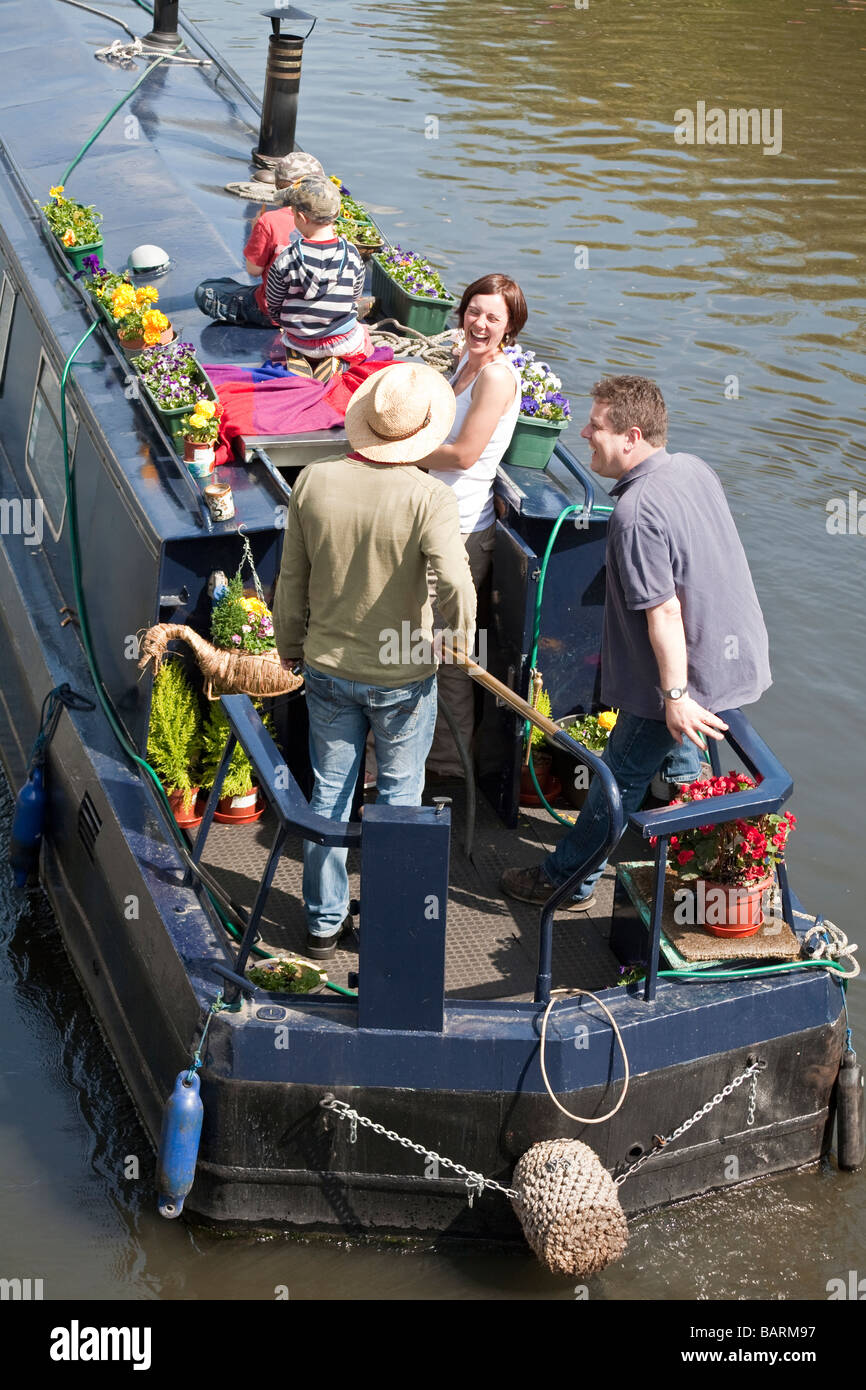 Famille sur canal boat. La petite Venise, Londres, Angleterre, Royaume-Uni Banque D'Images