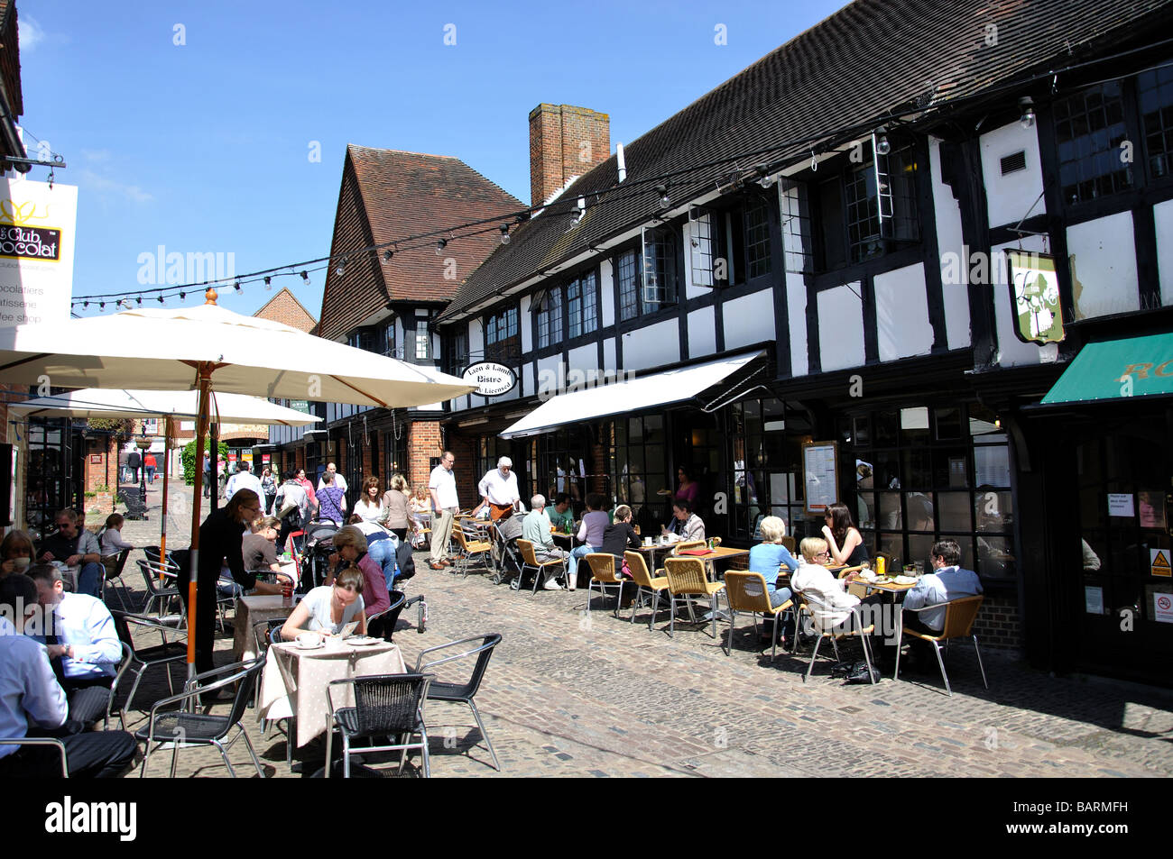 Restaurants en plein air, Lion & Lamb Yard, Farnham, Surrey, Angleterre, Royaume-Uni Banque D'Images