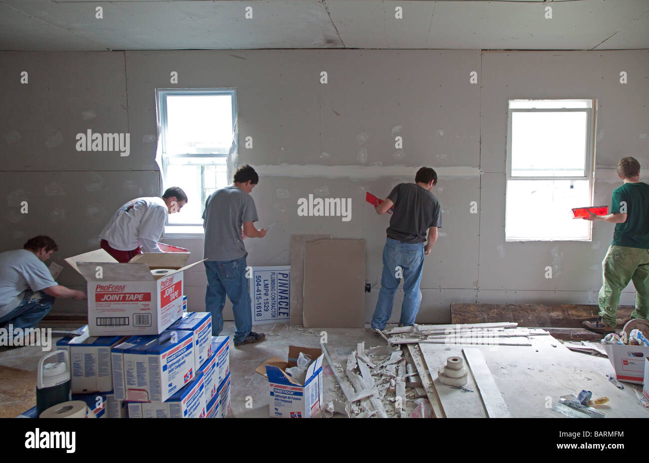 Les bénévoles réparer endommagé par l'ouragan Katrina Banque D'Images