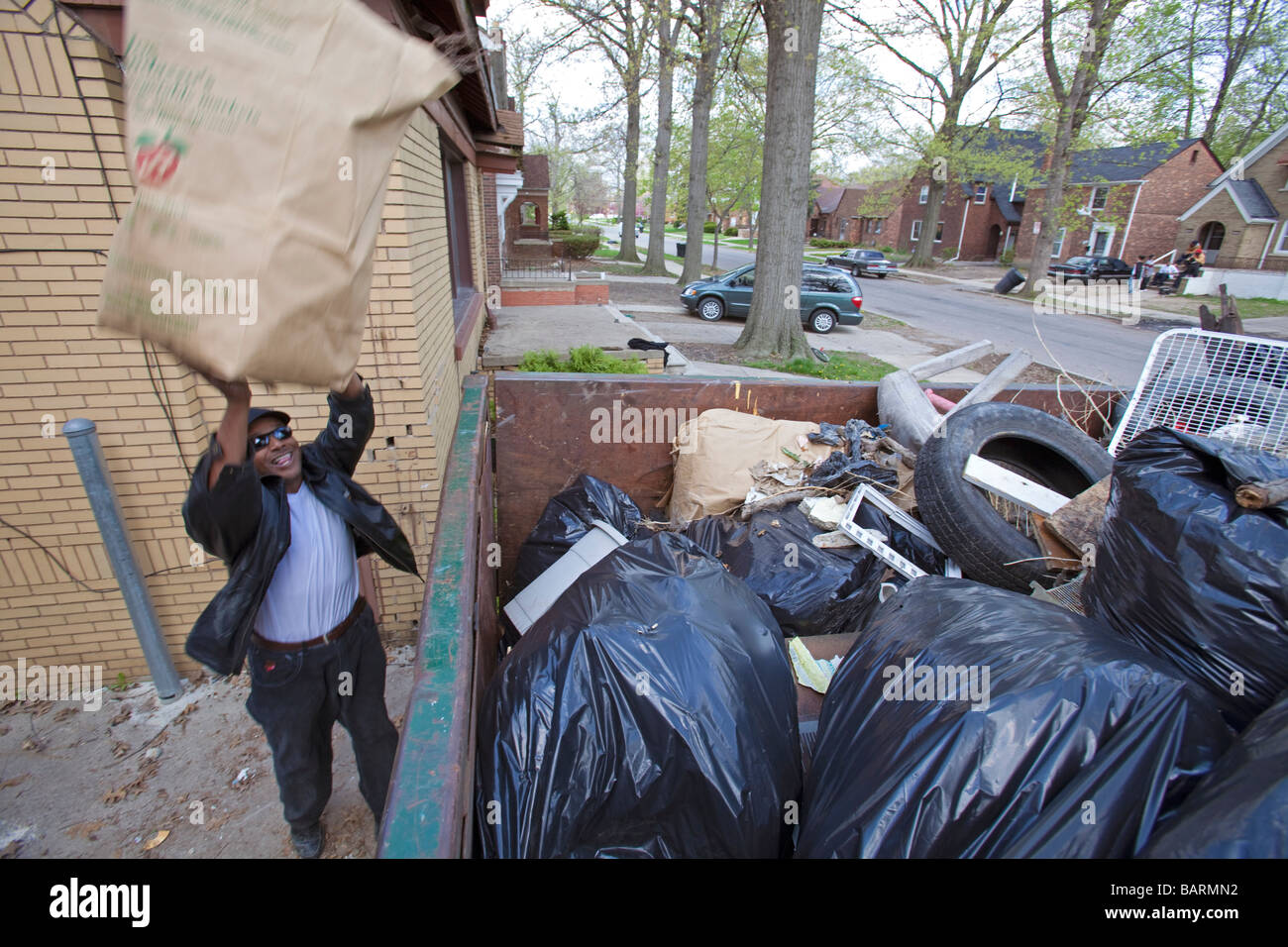 Homme aveugle contribue à nettoyer les débris de leur quartier Banque D'Images