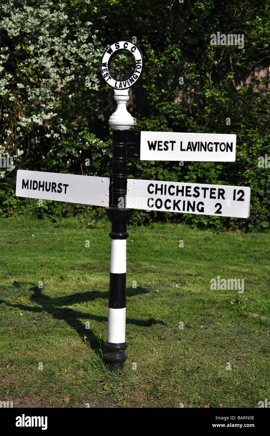 Antique road sign, South Street, Midhurst, West Sussex, Angleterre, Royaume-Uni Banque D'Images