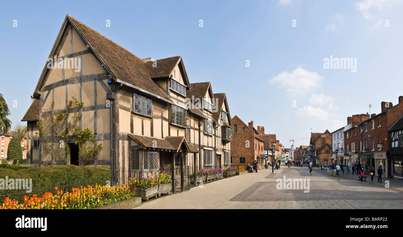 2 Une photo panoramique de la croix en bois maison tudor (à gauche) qui a été le lieu de naissance de Shakespeare à Stratford-upon-Avon. Banque D'Images