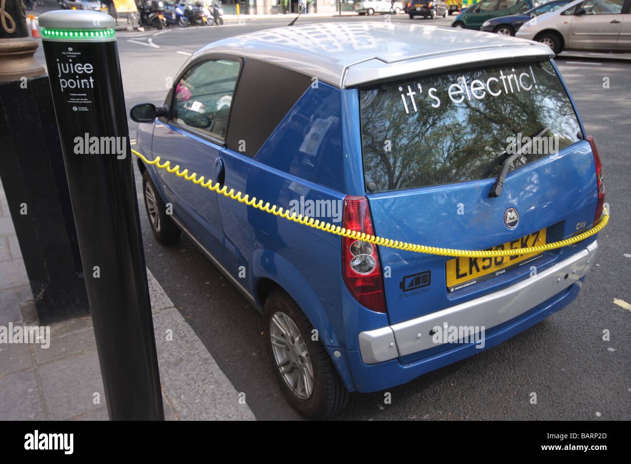 Les acheteurs de voitures électriques à accorder des primes en espèces G-Wiz les véhicules électriques sont stationnés dans les baies de chargement Banque D'Images