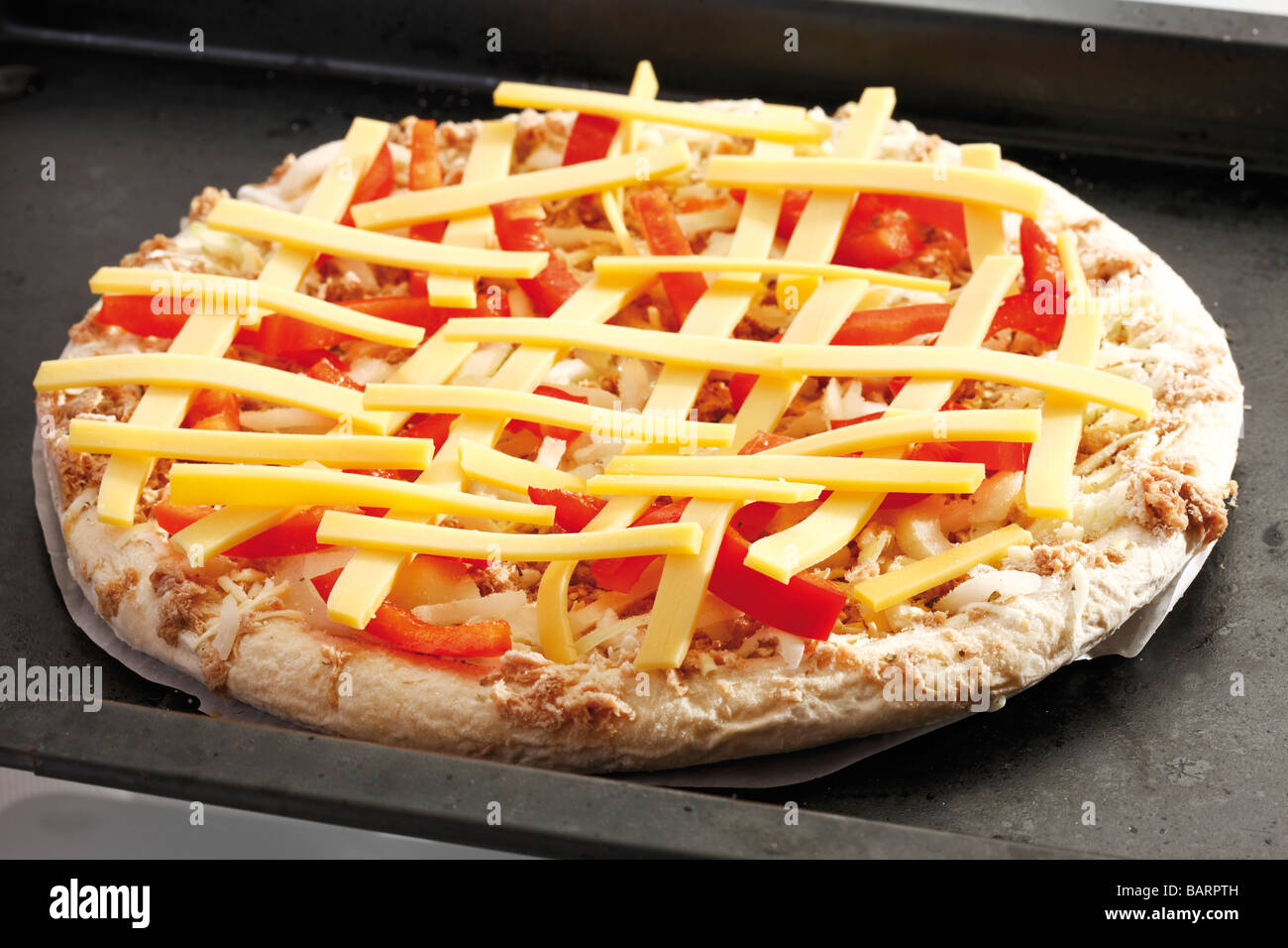 Pizza brutes sur la lèchefrite, close-up Banque D'Images