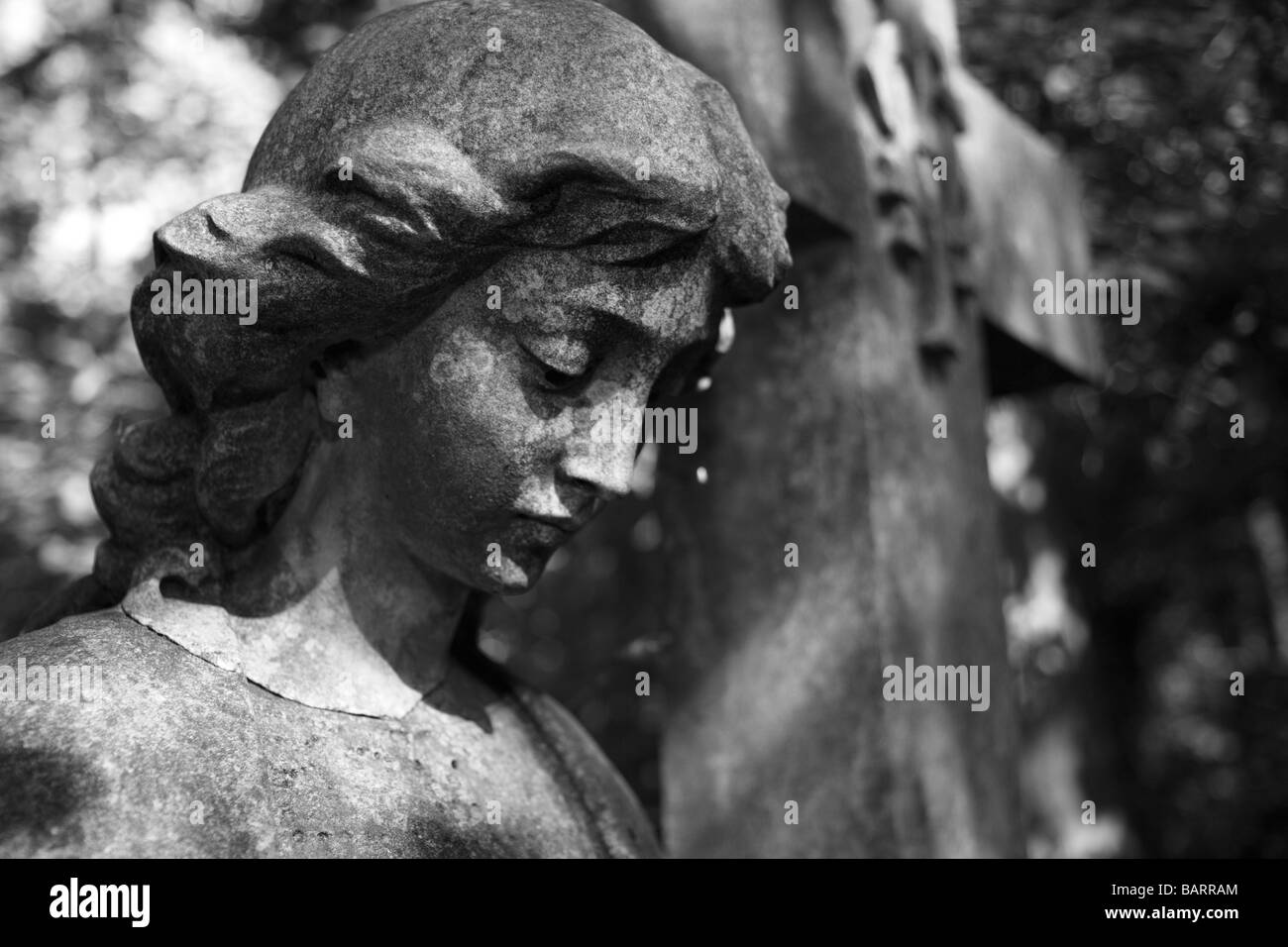 Ange sculpté dans le cimetière Banque D'Images