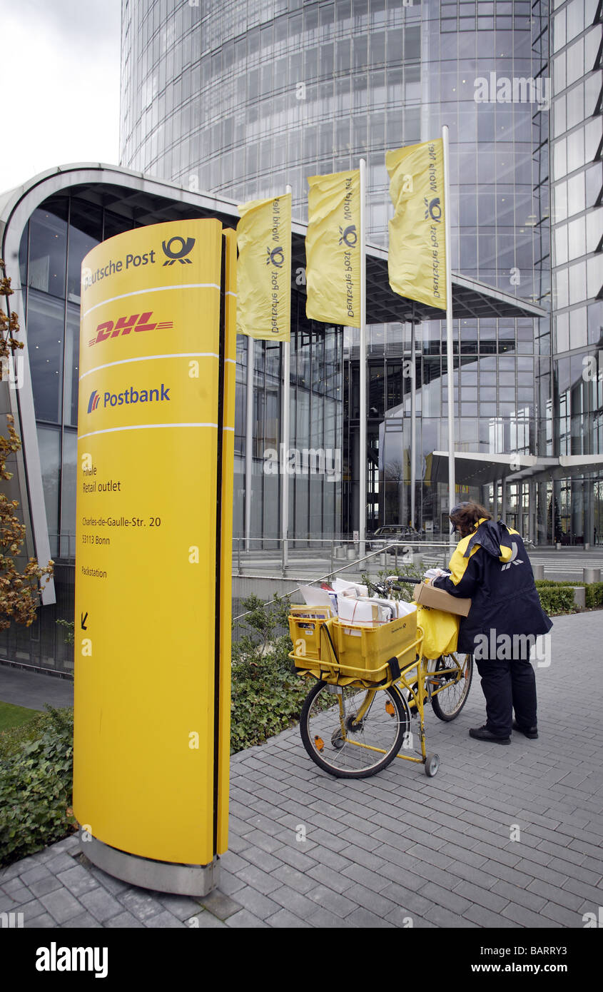 Porte-courrier en face du siège de la Deutsche Post AG Bonn Allemagne Banque D'Images