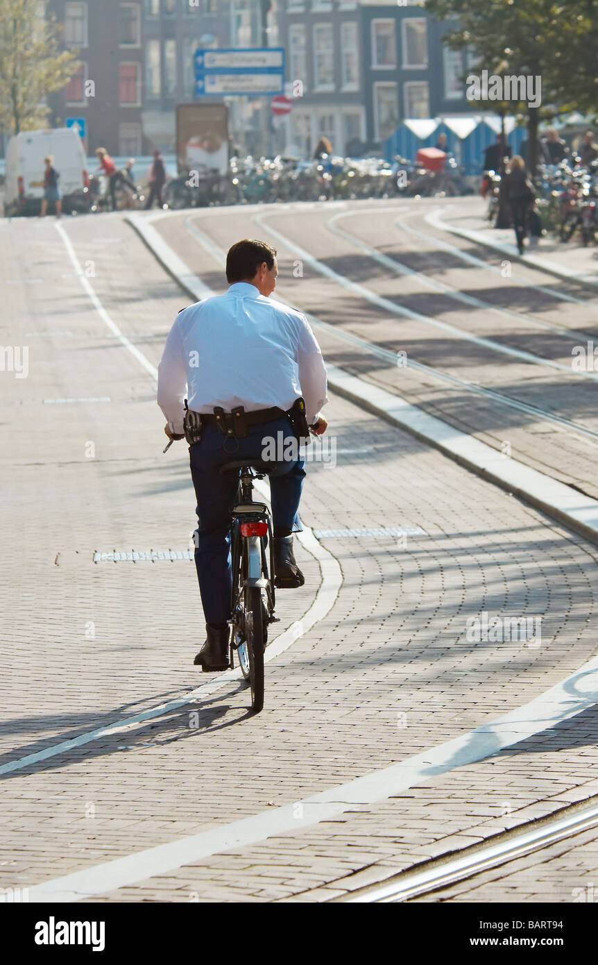 La police néerlandaise sur une bicyclette à Amsterdam Banque D'Images