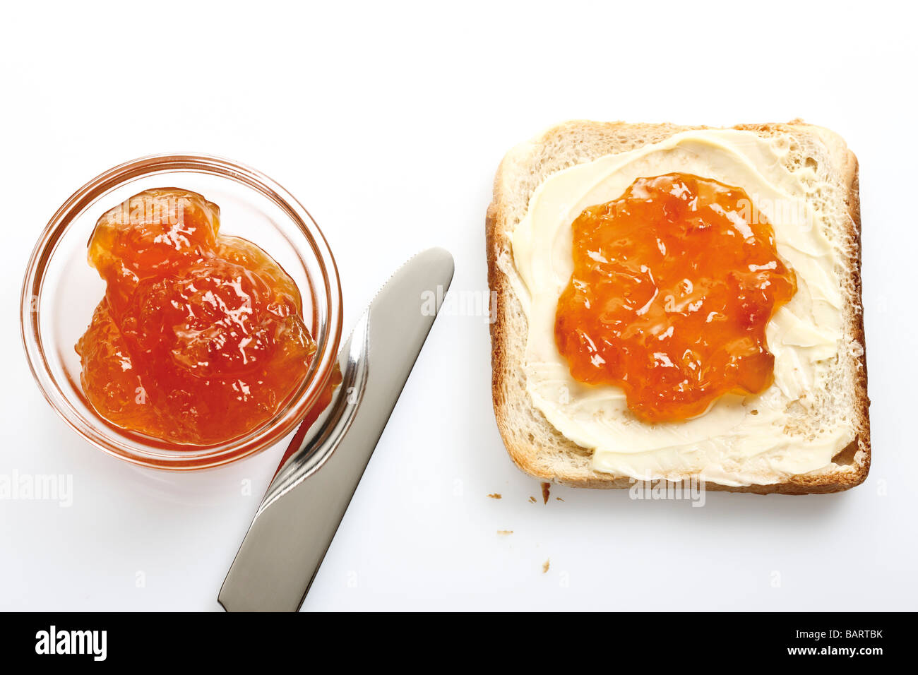 Le petit-déjeuner, tranche de pain grillé avec du beurre et de la confiture d'orange, elevated view Banque D'Images