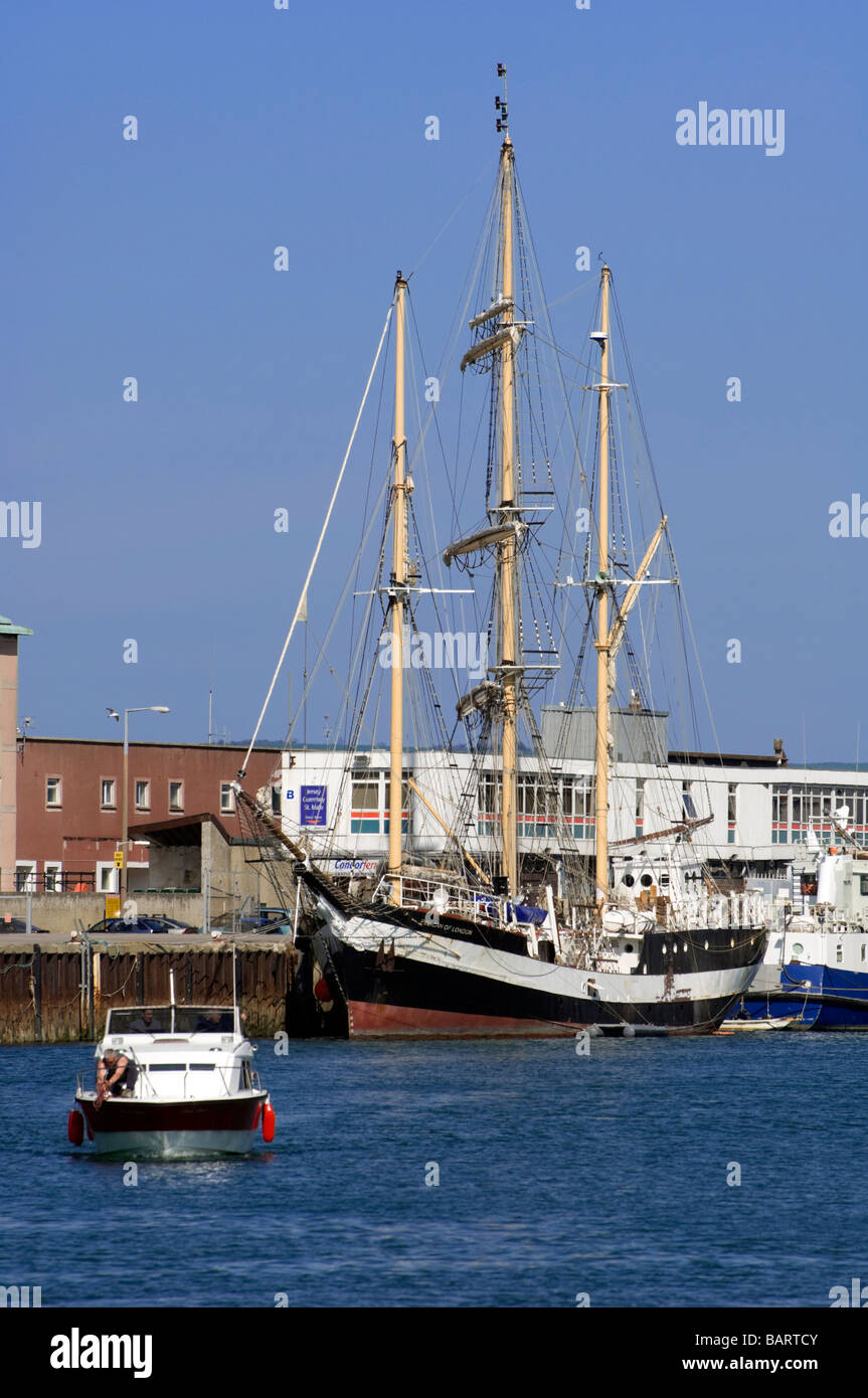 Le Pelican of London grand voilier amarré dans le port de Weymouth, dans le Dorset, un jour ensoleillé Banque D'Images