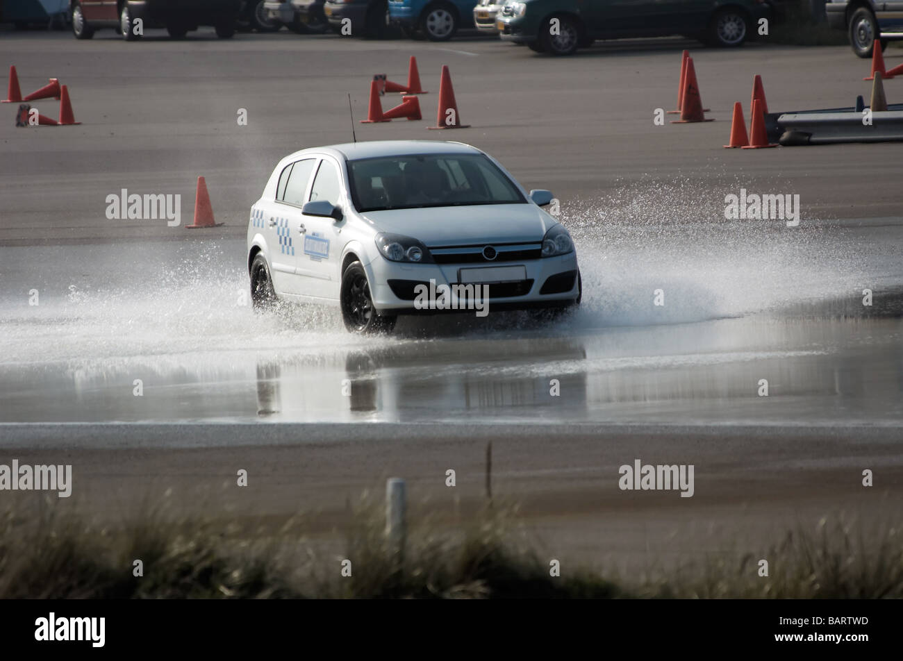 Formation de frein de voiture dans des conditions humides Banque D'Images