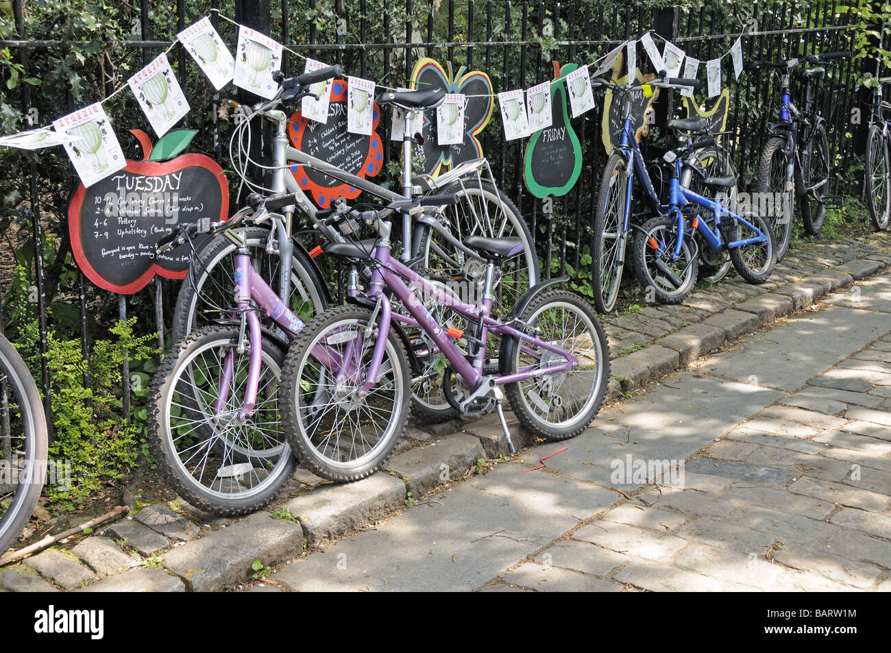 Le vélo Vélo garé en journée à Hackney City Farm London England UK Banque D'Images