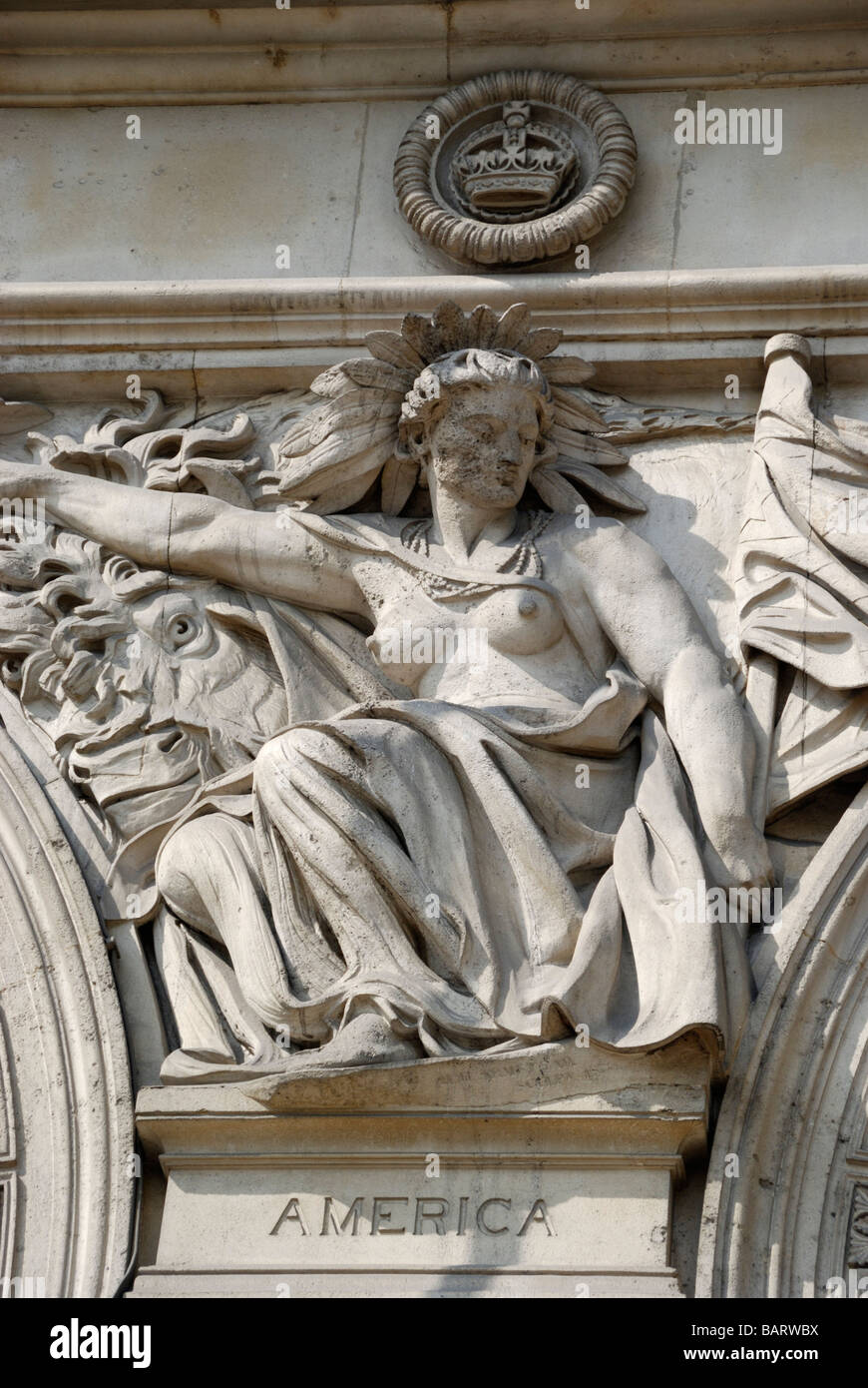 Sculpture représentant le continent nord sur l'extérieur de l'ancien Bureau étrangère et coloniale dans Whitehall London Banque D'Images