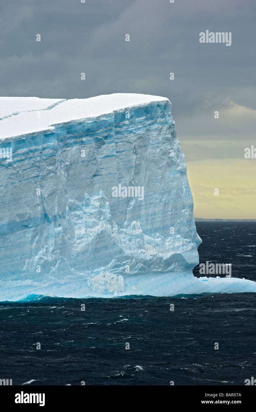 Bleu Iceberg spectaculaire le long du son de l'Antarctique, Péninsule Antarctique, l'Antarctique. Banque D'Images