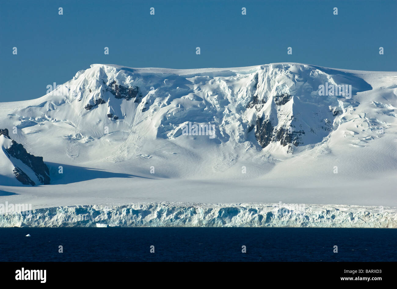 Montagne des îles Shetland du Sud le long du détroit de Bransfield, Péninsule Antarctique, l'Antarctique. Banque D'Images