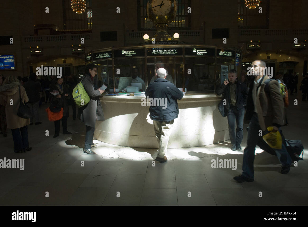 Les banlieusards au kiosque d'information à Grand Central Terminal de New York, le mercredi 25 mars 2009 Richard B Levine Banque D'Images