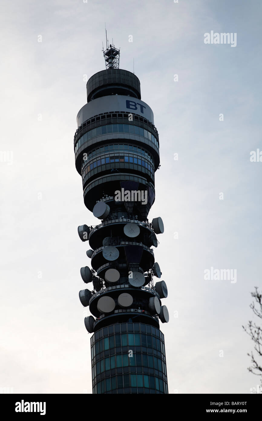 Tard en soirée, BT Tower, anciennement appelée tour de bureaux de poste et British Telecom Tower, London, Angleterre. Banque D'Images