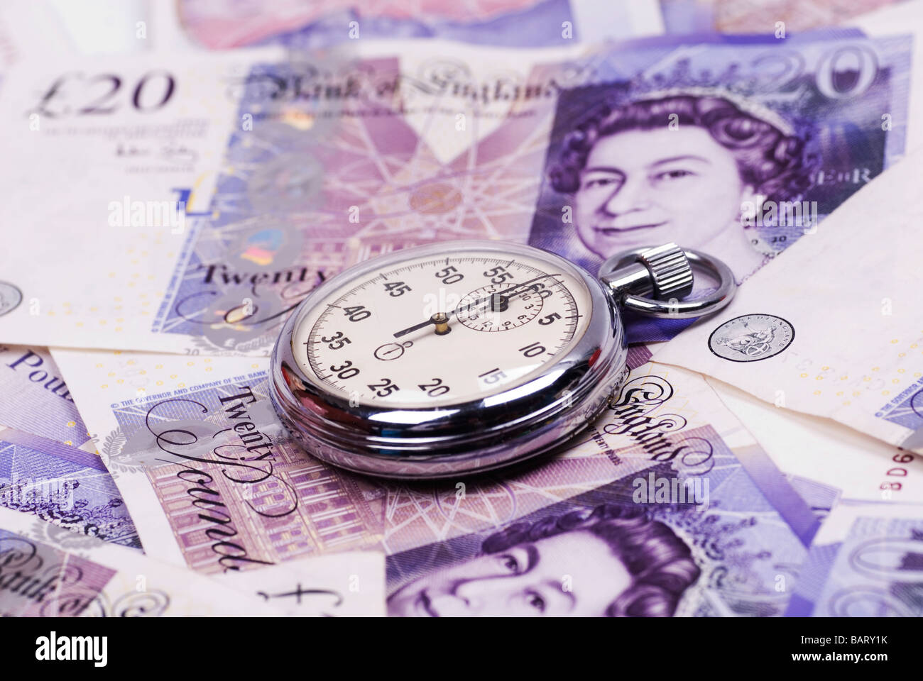 Chronomètre sur un tas de l'argent britannique Banque D'Images