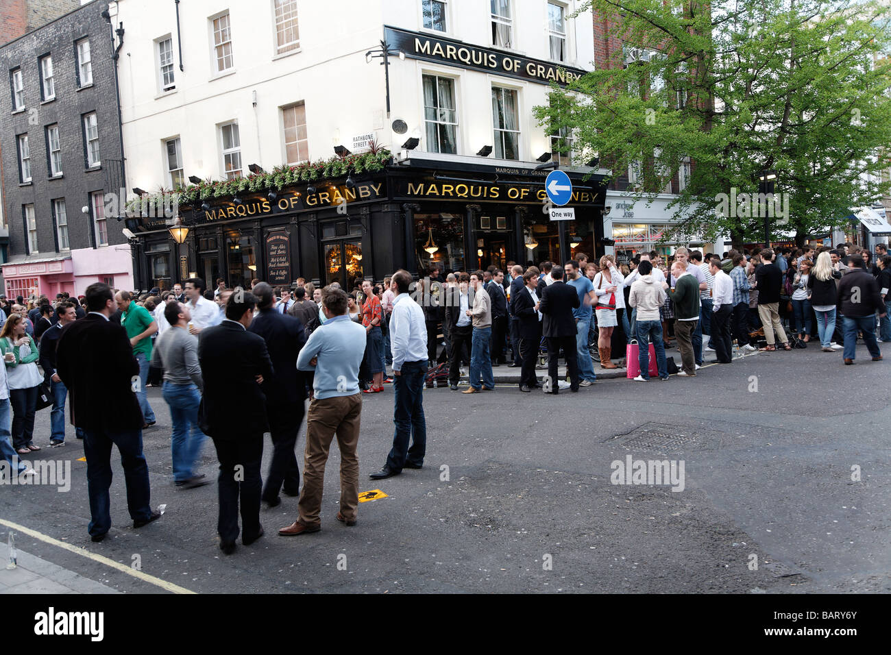 Des foules de gens Marquis de Granby pub Fitzrovia London England Banque D'Images