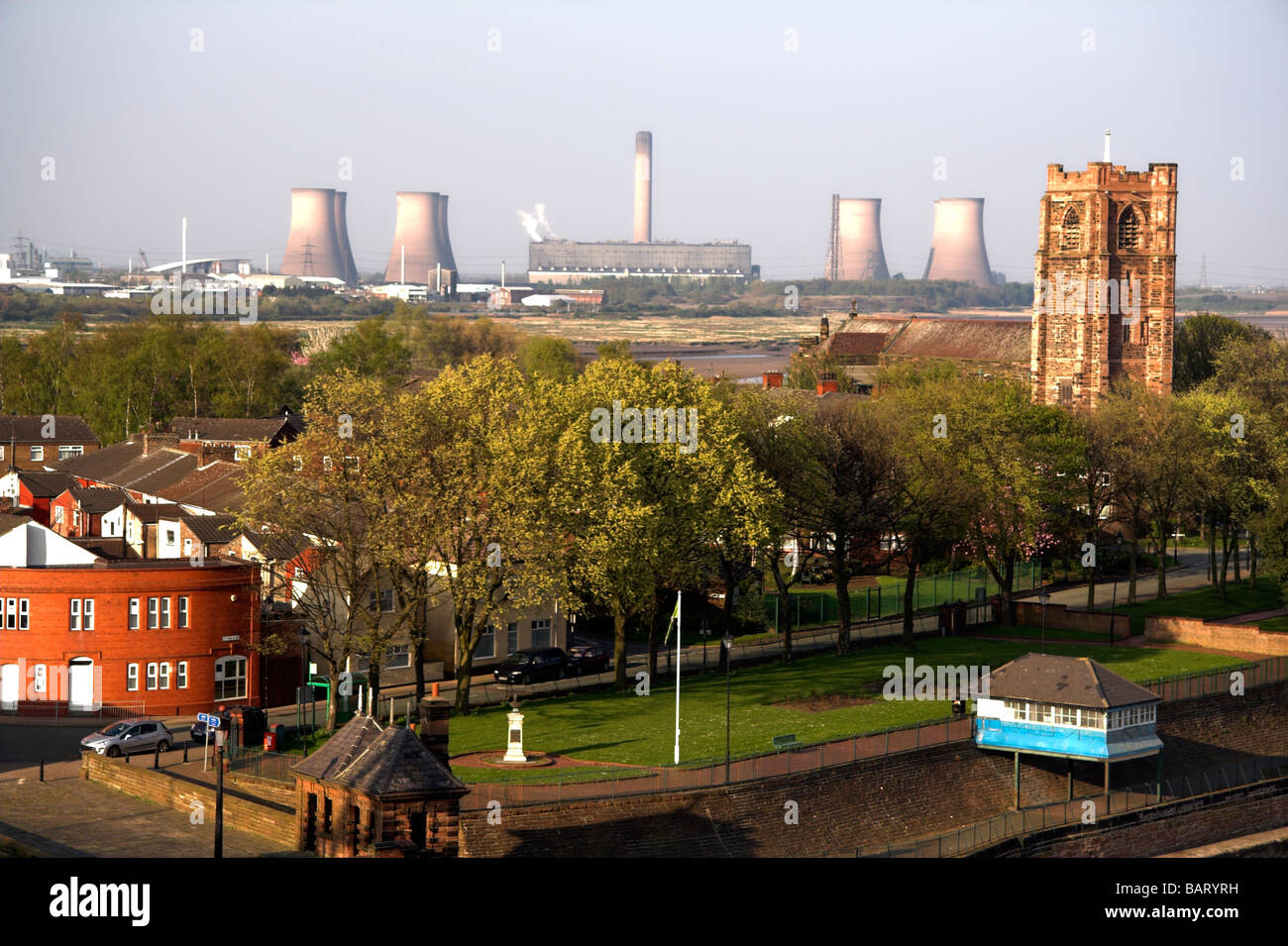 Vue du pont au-dessus de la Légion à Widnes, Fiddlers Ferry Power Station, Cheshire, Royaume-Uni Banque D'Images