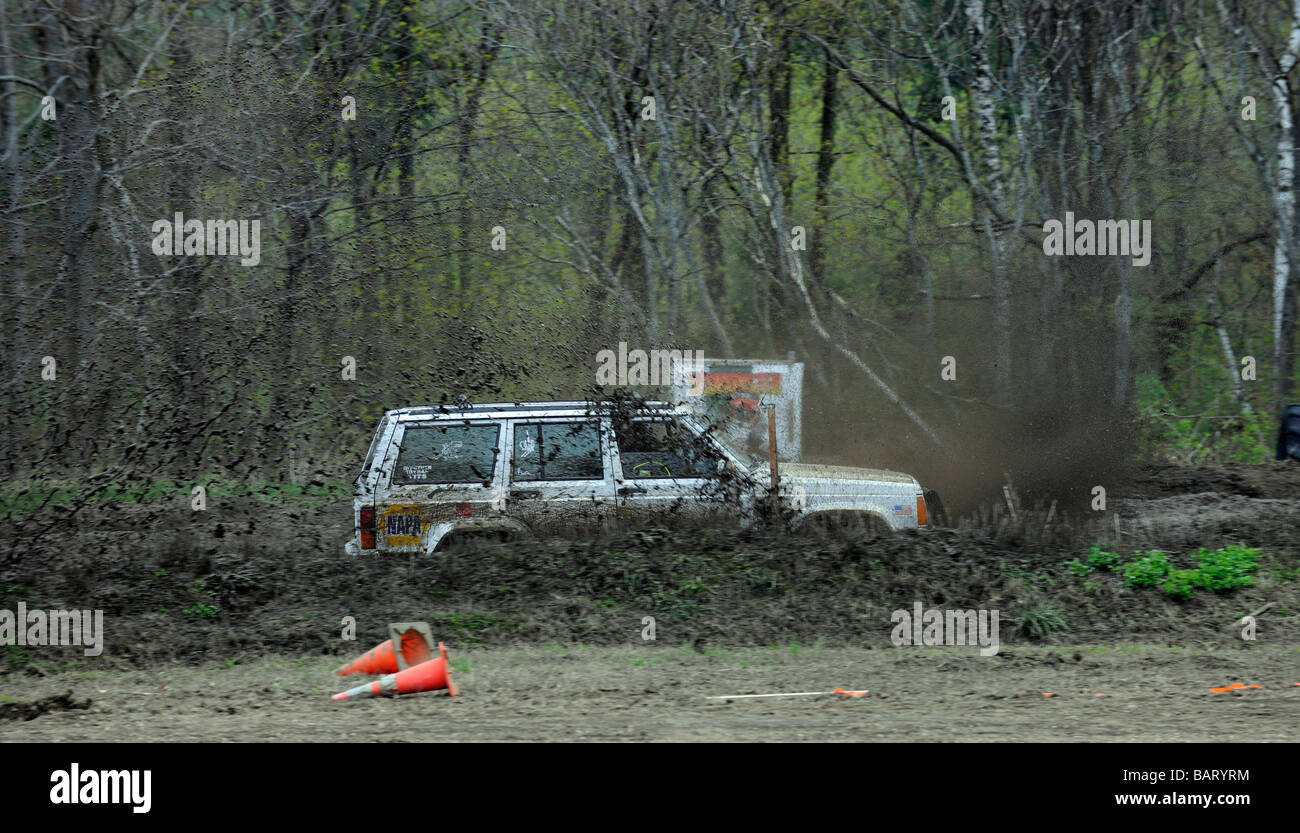 Camions Jeep en compétition dans la course à la boue de la boue Vermonster Bog Banque D'Images