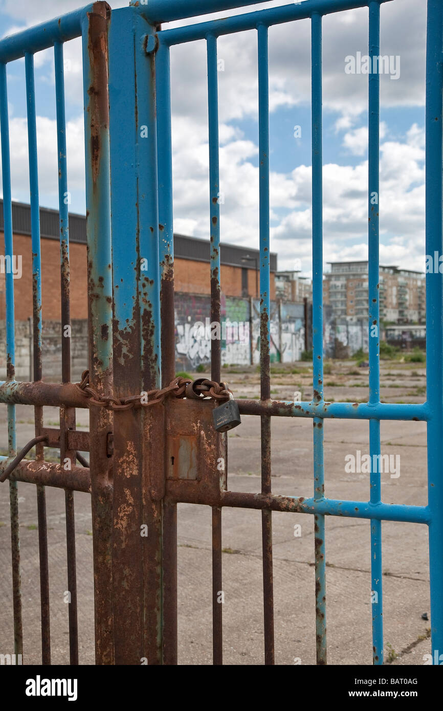 Des grilles verrouillées sur site industriel, Londres. L'image post-industrielle. Banque D'Images