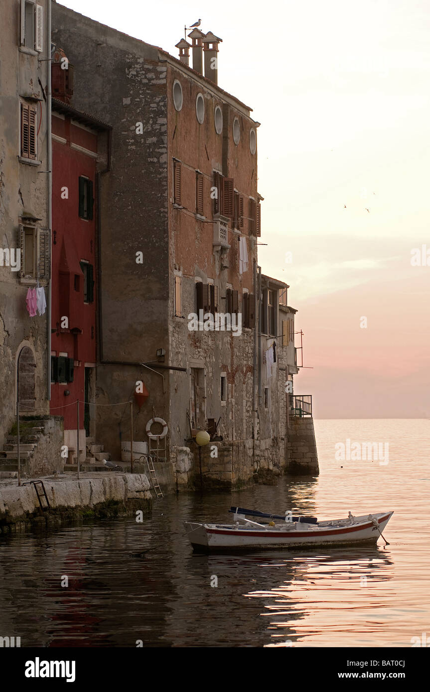 Vue sur la ville de Rovinj au coucher du soleil Banque D'Images
