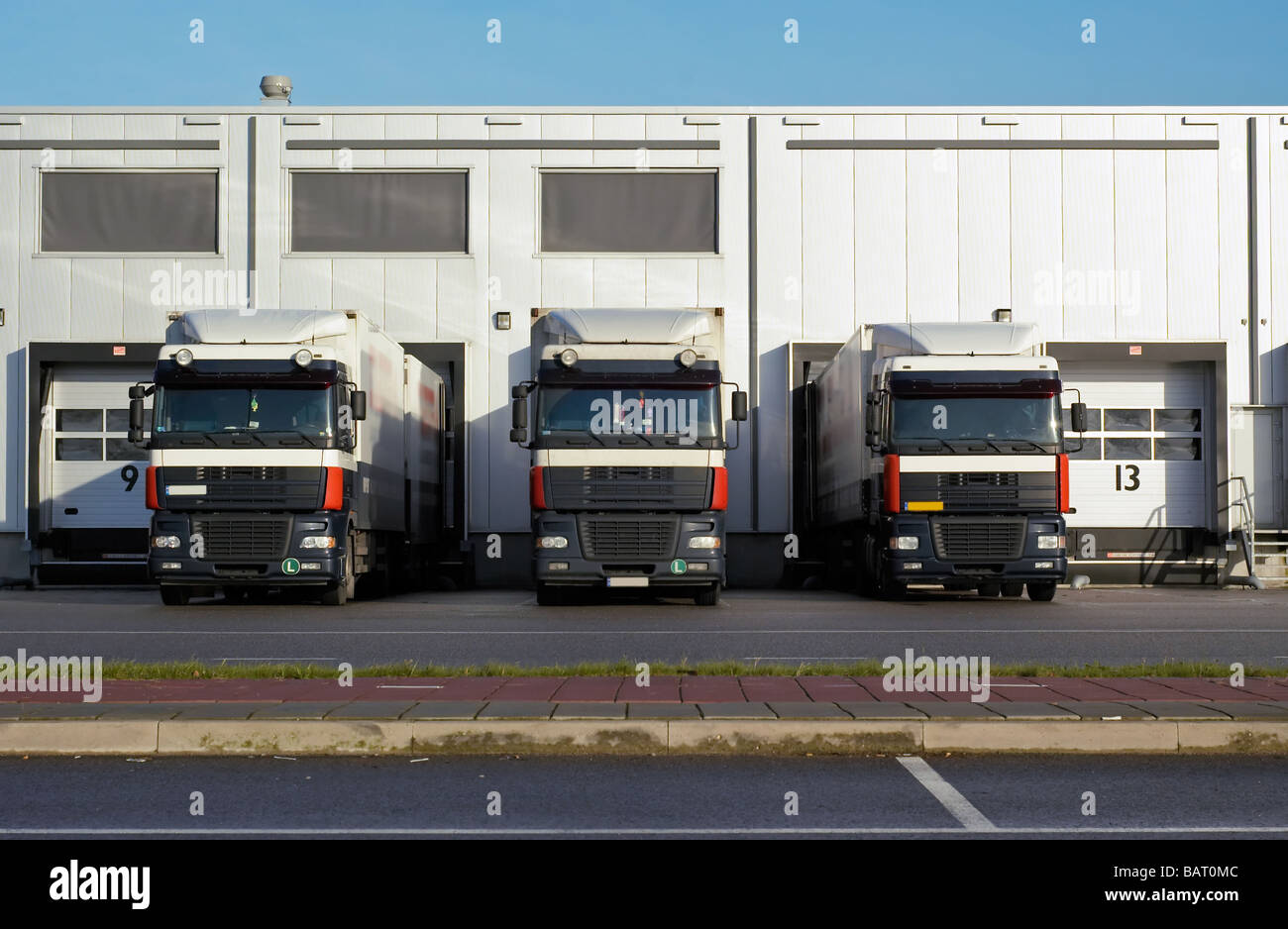 Les gros camions au quai de chargement Banque D'Images