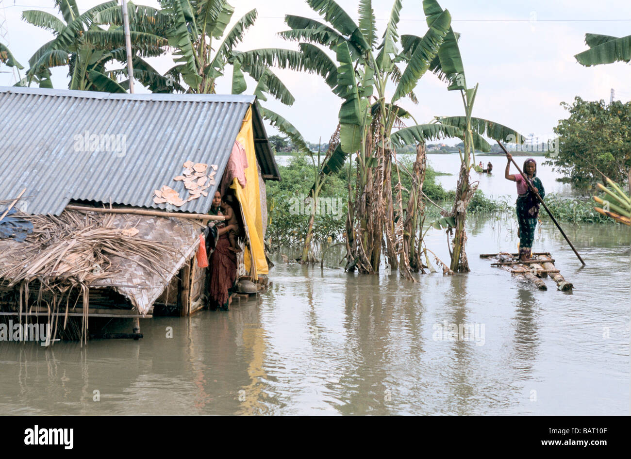 Le BANGLADESH INONDATIONS 1998 FEMME INCOUNTRYSIDE HORS DU CÔTÉ DE DHAKA LE RADEAU DE FAIRE DEVANT SON DOMICILE 1998 Banque D'Images