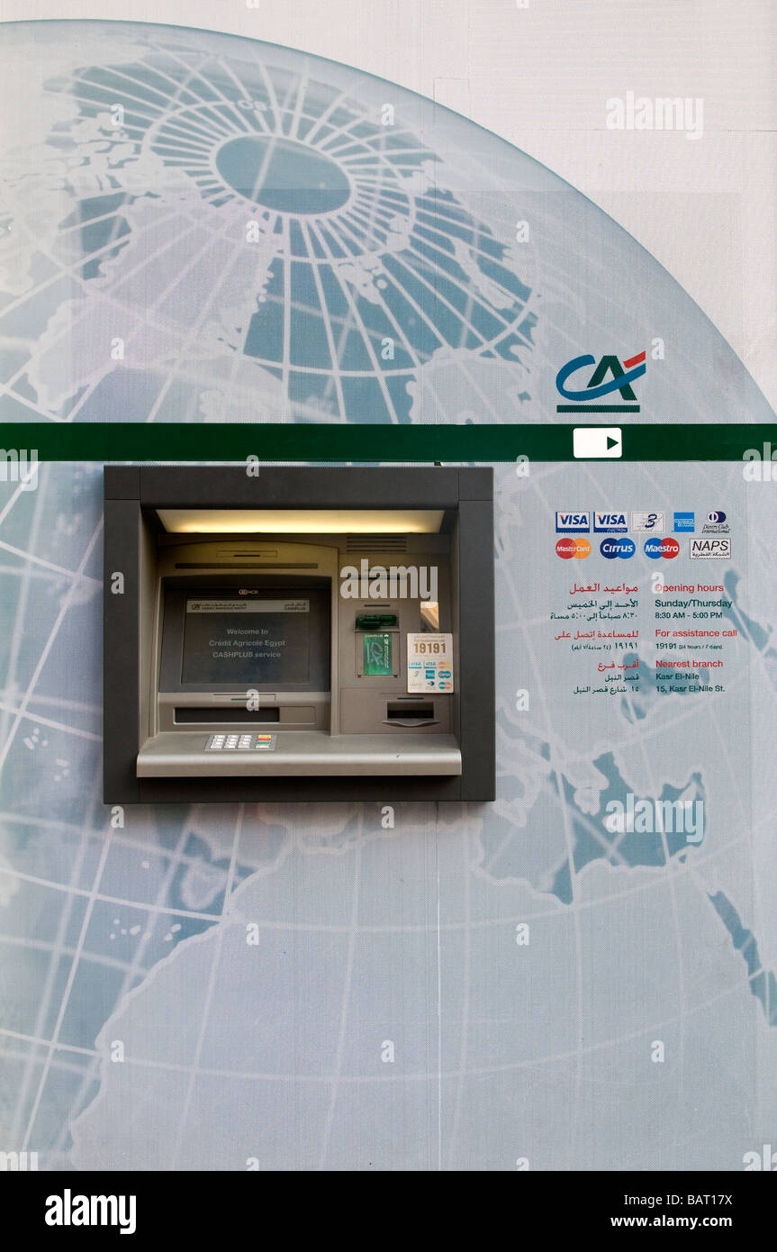 Distributeur automatique de billets du Crédit Agricole distributeur de  billets de banque en Egypte Le Caire Égypte Photo Stock - Alamy