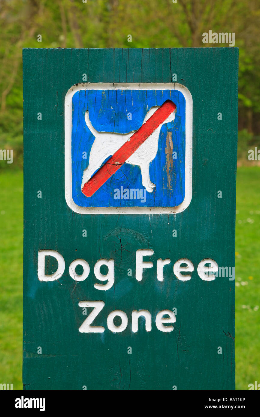 Sign post with 'Dog logo free zone' et l'écriture Banque D'Images